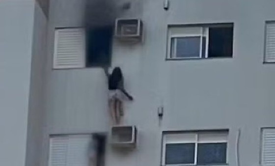 Em incêndio, mulher se pendura no ar-condicionado e salva mãe e filha
