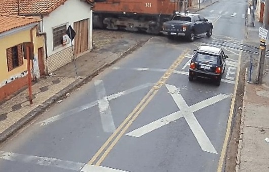 Morre motorista que dirigia caminhonete atingida por trem