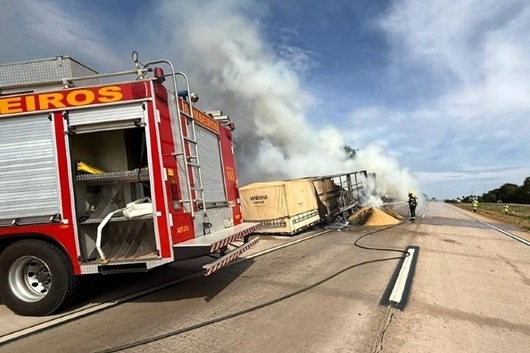 Carreta com carga de soja pega fogo e interdita BR-364
