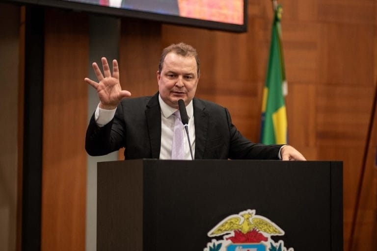 Presidente da AL diz que há sobra no caixa e critica corte de R$ 1,3 bilhão na Saúde de MT