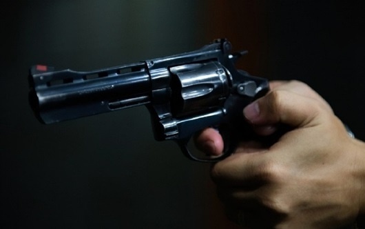 Bandidos invadem casa, mandam família sair e executam homem