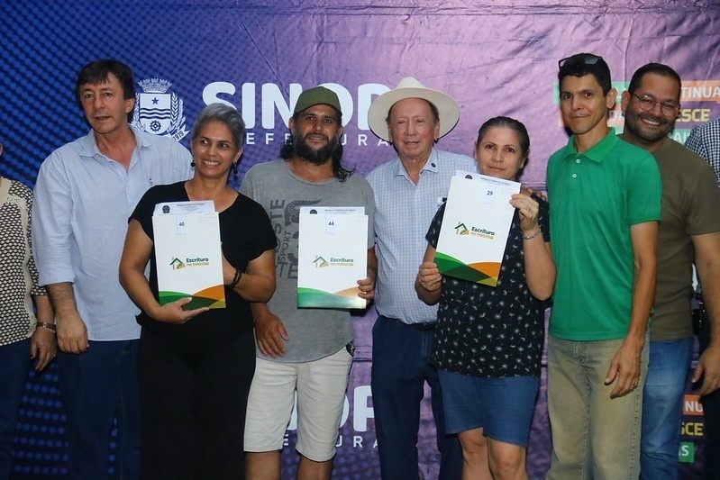 Prefeitura entrega 78 escrituras aos moradores da Comunidade Belo Ramo em Sinop