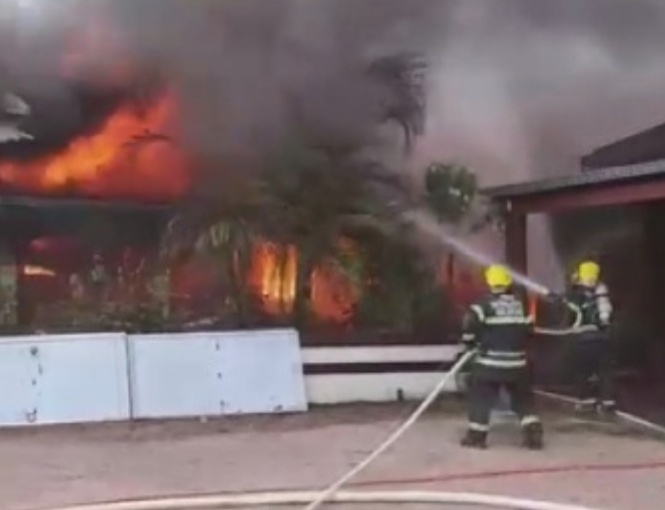 Incêndio de grandes proporções atinge barracão e residência em Sinop