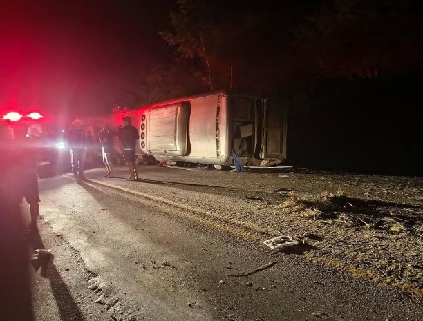 Ônibus tomba na BR-423, no Agreste de Pernambuco, e deixa ao menos 16 mortos