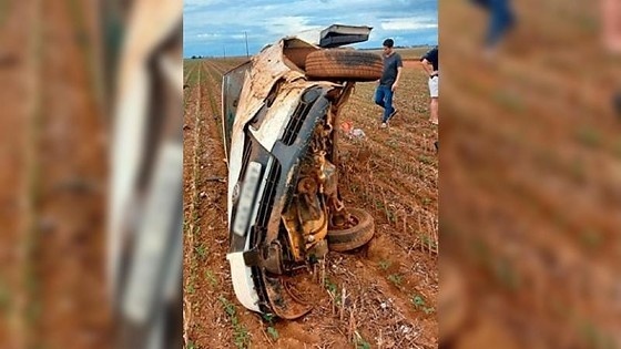 Homens são arremessados para fora de carro em grave acidente