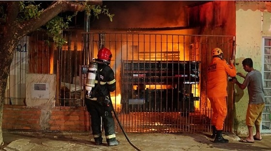Incêndio atinge caminhonete em garagem e mobiliza bombeiros