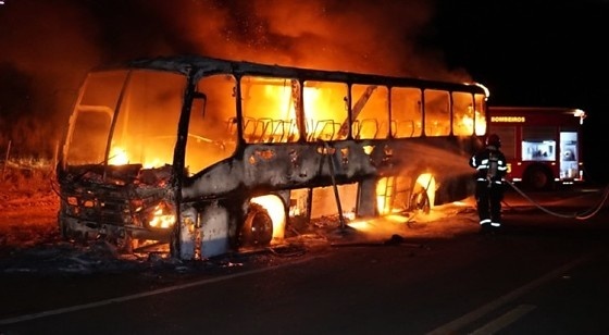 Ônibus é destruído por incêndio na MT-270