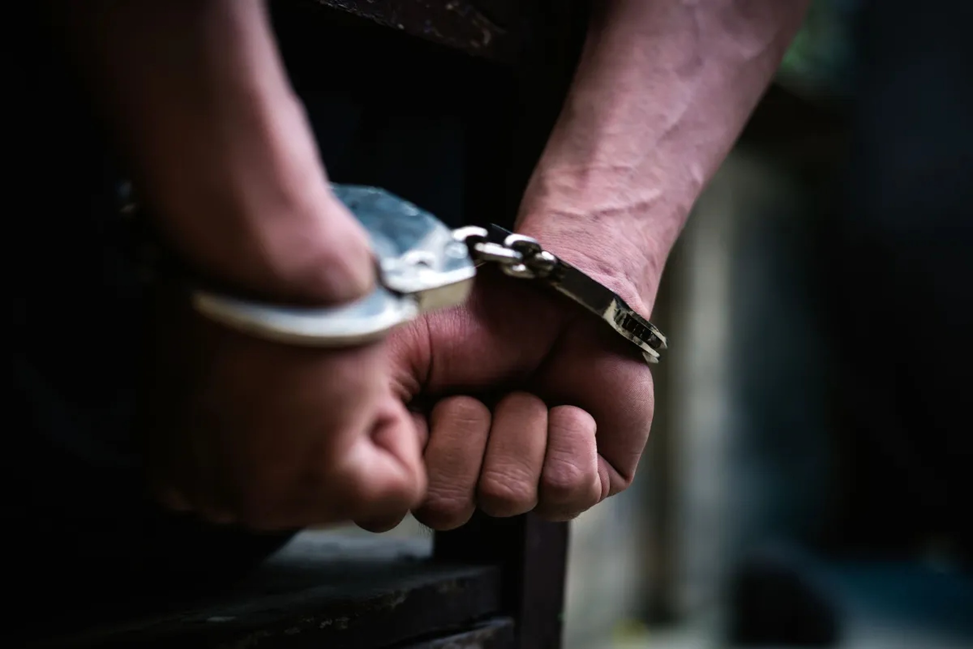 Policial é afastado após entrar em cela e fazer sexo com 5 presos