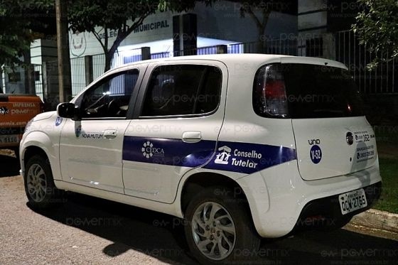 Mãe é detida por deixar quatro filhos sozinhos para beber em bar