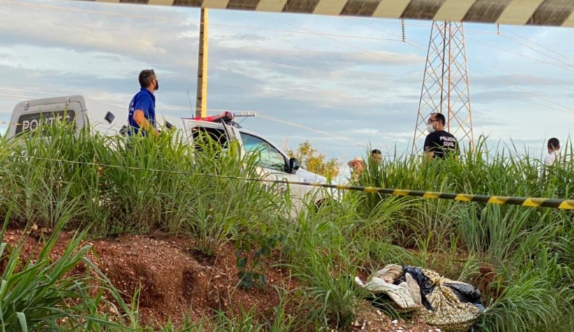 Tronco e membros masculinos são achados em terreno baldio