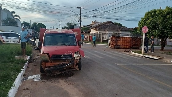 Kombi tomba após ser atingida por Fiat Doblo em cruzamento