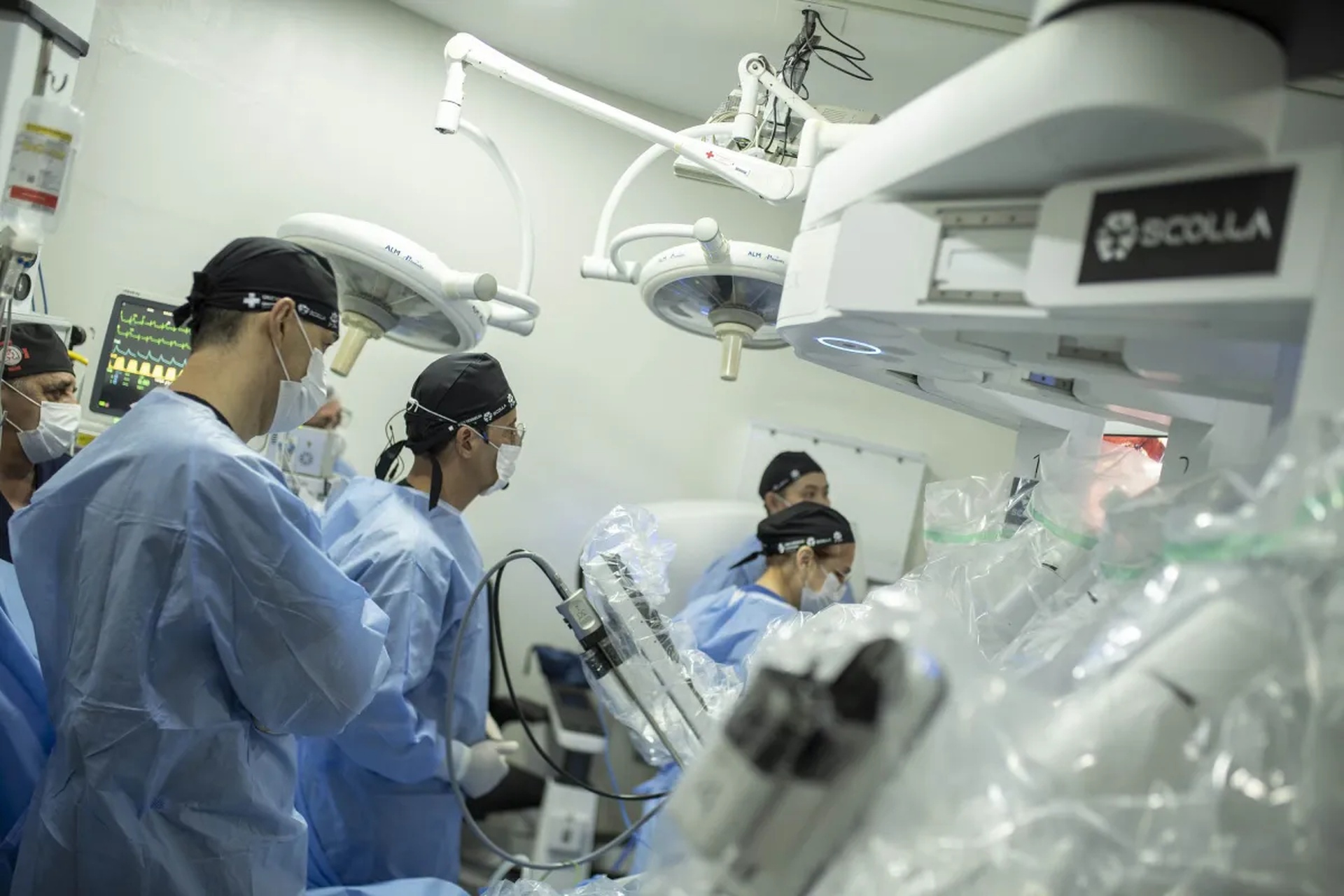 Médico opera brasileiro a 12 mil km de distância e entra para o Guinness