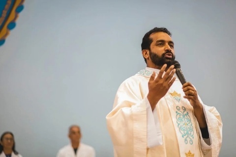 Padre é denunciado por abusar de jovem durante oração