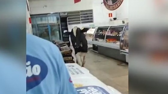 Boi invade supermercado e persegue açougueiro