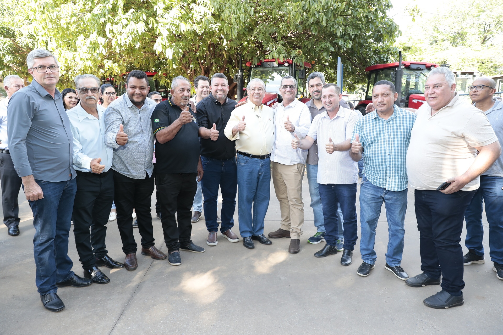 Durante entrega de equipamentos, Jayme Campos sinaliza por um novo projeto eleitoral para o Governo do Estado
