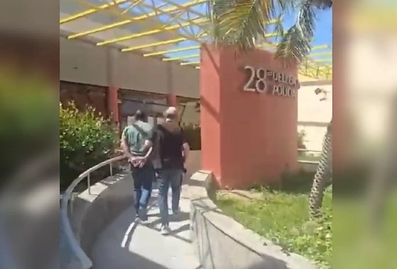 Golpista é flagrado curtindo em resort após enganar vítimas