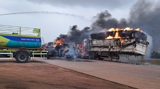 Caminhão tomba e carga de algodão pega fogo na BR-364