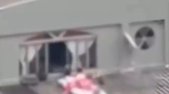 Vizinhos chamam a polícia após flagrar crianças brincando no telhado de um prédio