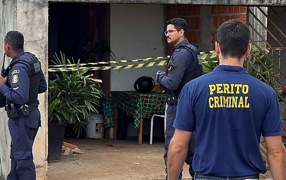 Ex-marido invade casa e mata mulher a facadas na frente da filha dela