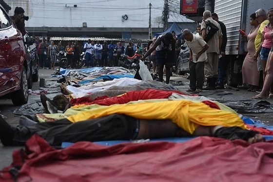 50 corpos são enfileirados em praça após operação no Rio de Janeiro