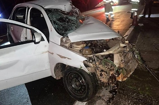 Motorista morre e dois ficam feridos em colisão entre Gol e caminhão