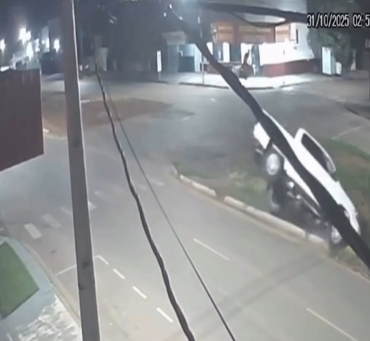 Caminhonete faz curva fechada e cai em valetão