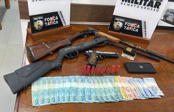 Idoso é preso após ameaçar esposa e filho com armas dentro de casa