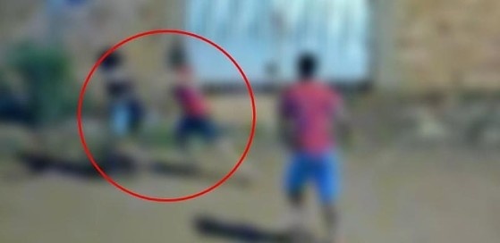 Vídeo mostra homem esfaqueando vizinhas em briga na rua