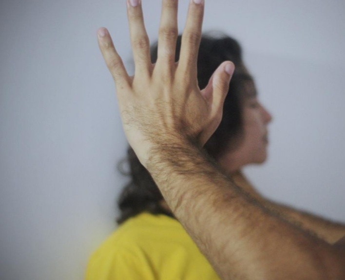Homem tranca a namorada em casa, a espanca com socos e corta o cabelo dela