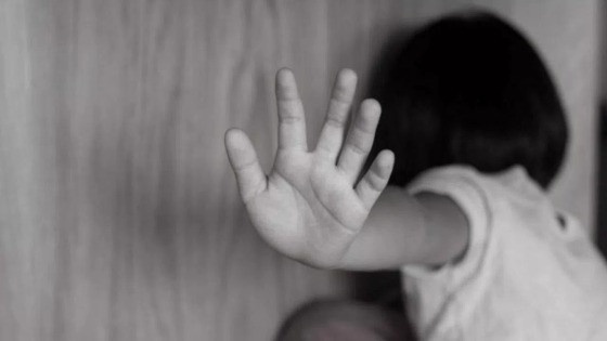 Pedófilo aproveita confiança da família e estupra menina de 8 anos, neta da esposa