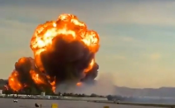 Avião cargueiro de grande porte cai e mata 7 pessoas