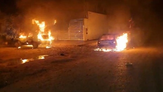 Família vai a velório e carros são queimados por facção em MT