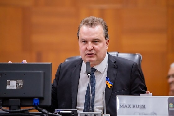 Max Russi ironiza ausência de Rogério Gallo e diz que ele 'faltou porque é difícil explicar o orçamento'