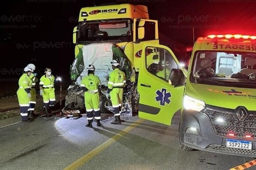 Acidente entre carro e carretas deixa um morto e dois feridos