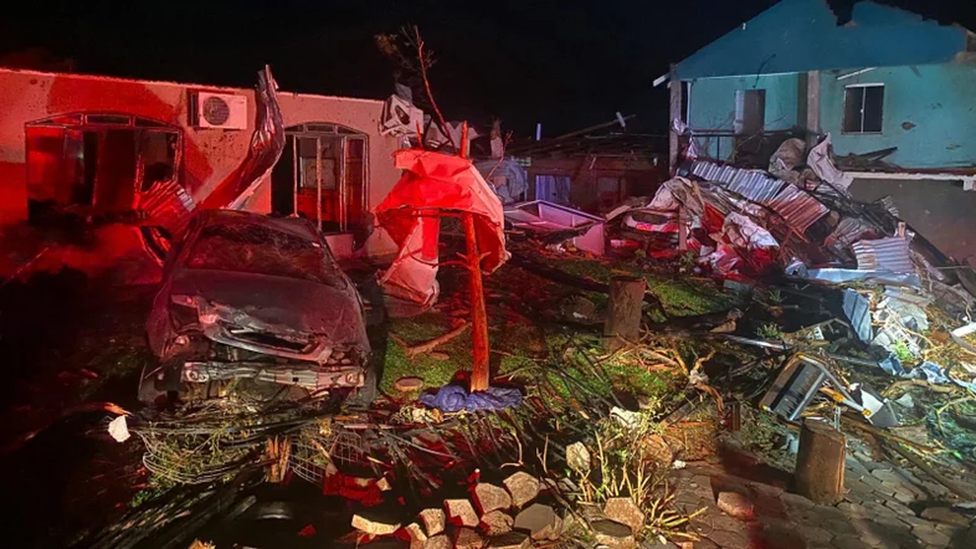 Cidade devastada por tornado tem 2 mil sem luz; 32 seguem internados