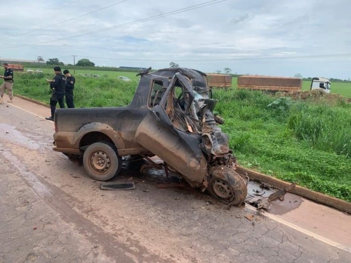 Motorista morre preso às ferragens em grave batida entre carreta e Fiat Strada