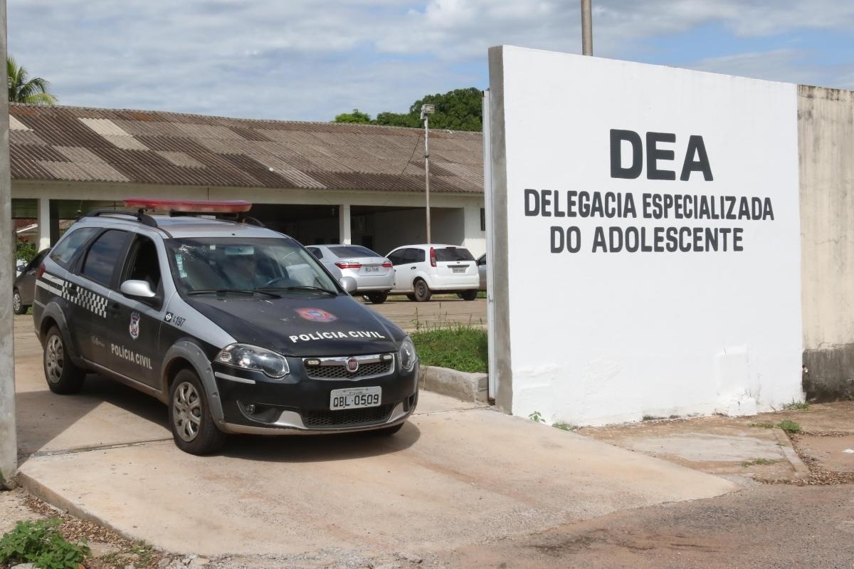 Criminoso sequestra pai e filha na saída de escola, vai para motel e estupra menor