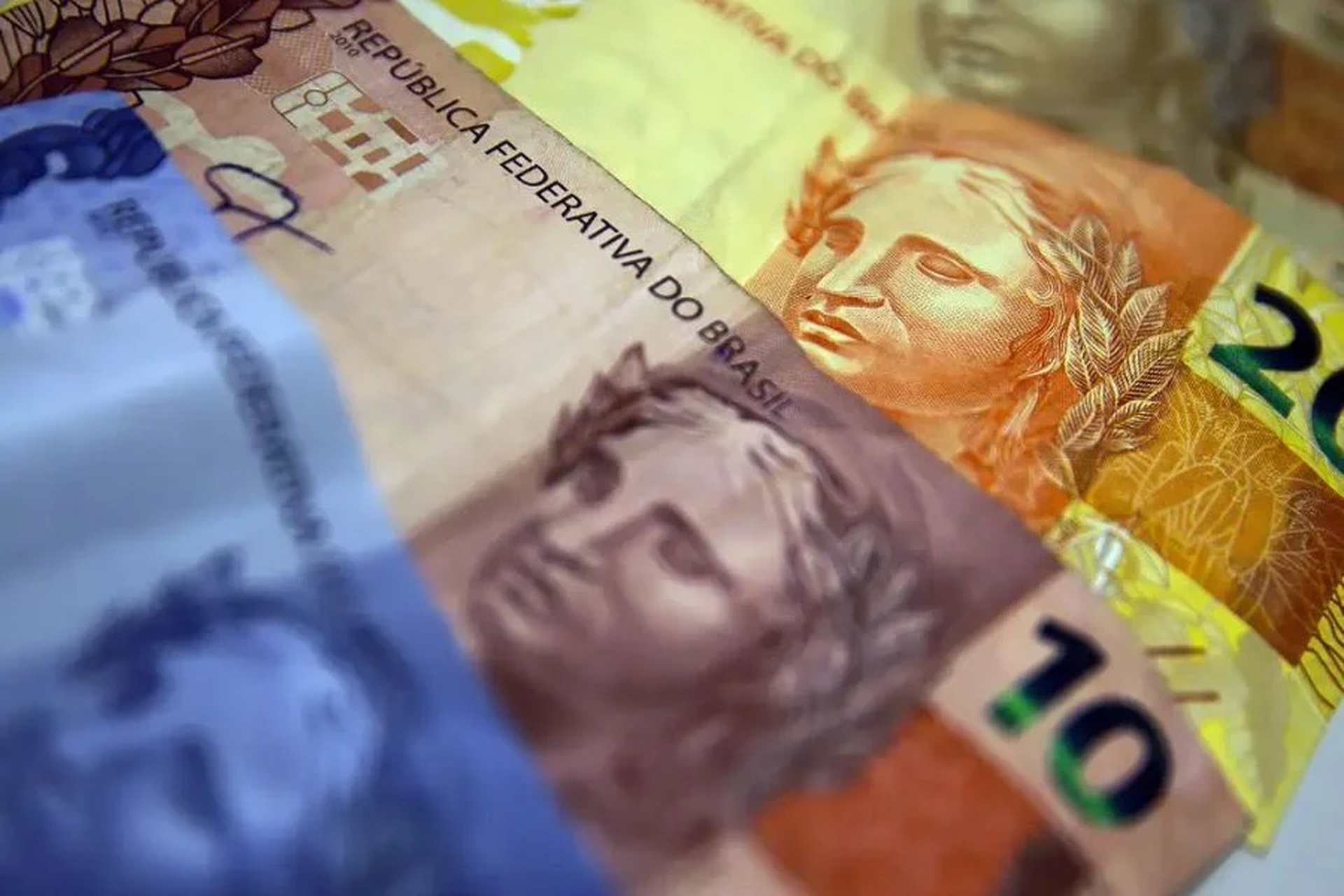 Brasileiros ainda têm quase R$ 10 bi não resgatados em bancos; saiba como consultar