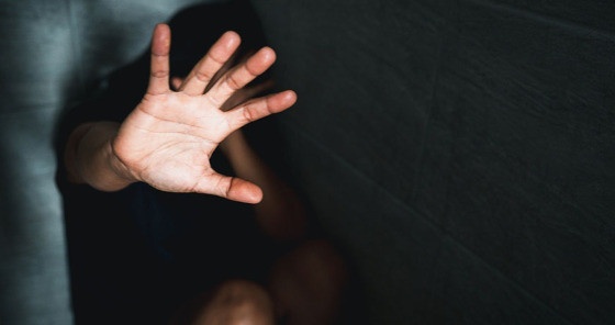 Homem é preso após espancar companheira grávida para tentar provocar aborto