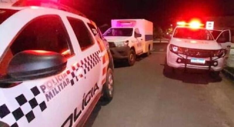 Homem é encontrado morto com múltiplas facadas após gritos de socorro