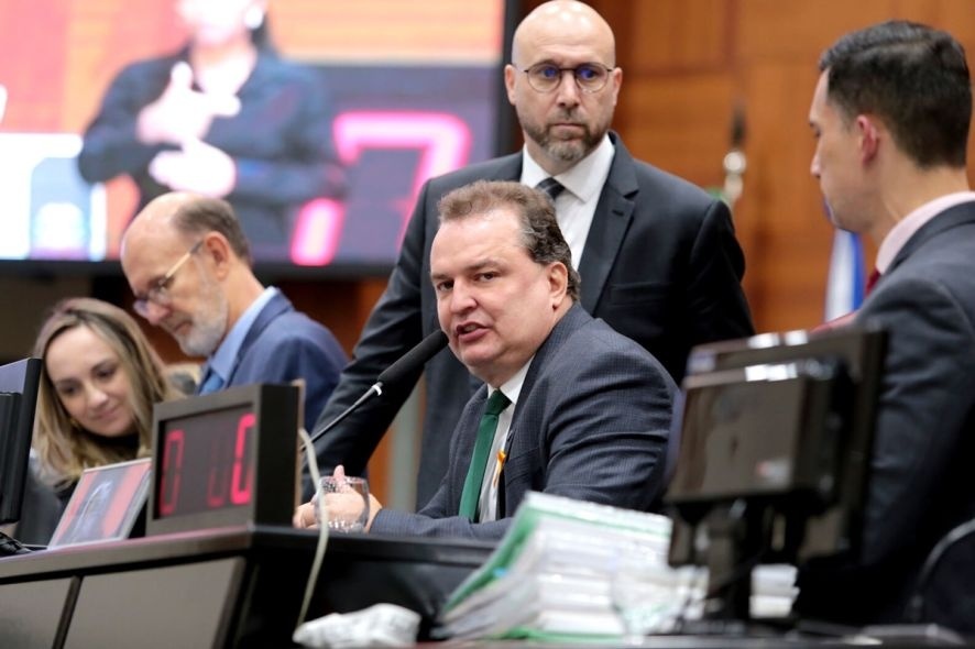 Sob pressão de reajuste do TJ, AL retoma apreciação do orçamento
