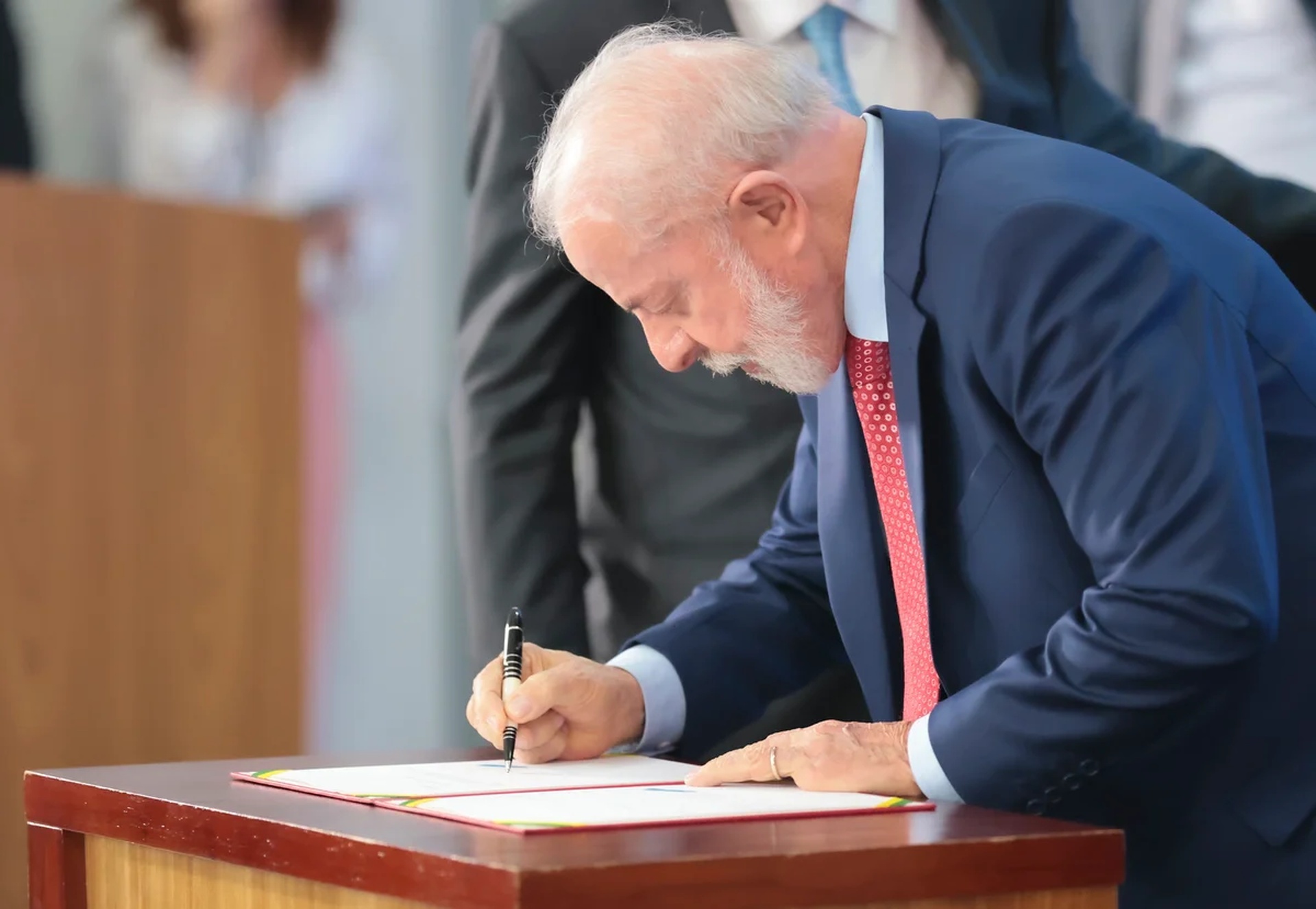 Lula sanciona veto a linguagem neutra em atos do governo