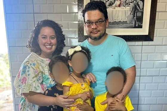 Casal que viralizou após adotar 3 crianças é preso por tortura