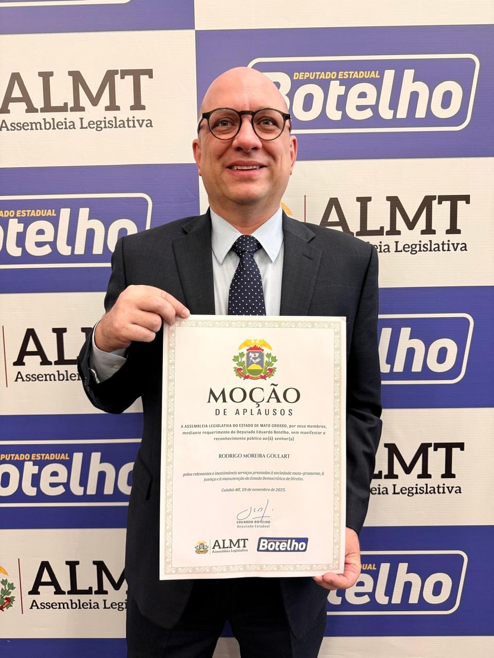 Advogado de Sinop recebe Moção de Aplauso da Assembleia Legislativa