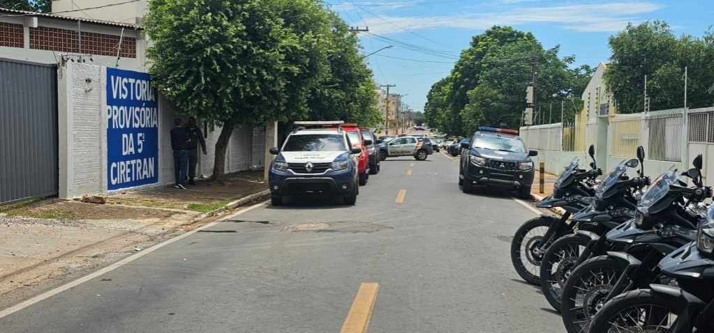 Vigilante armado surta no Detran em VG, ameaça colegas e atira; Bope no local