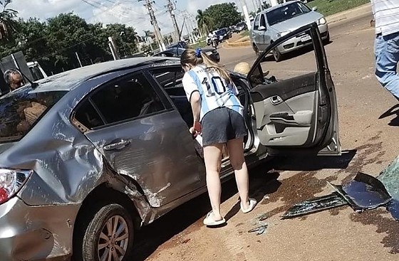 Civic capota após atingir empilhadeira que avançou via em MT