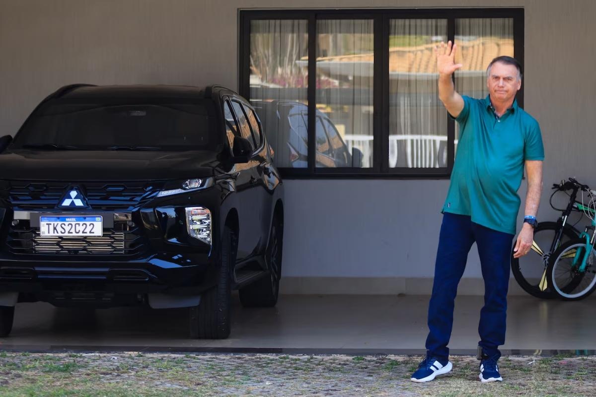Violação de tornozeleira nesta madrugada e risco de fuga motivaram prisão de Bolsonaro