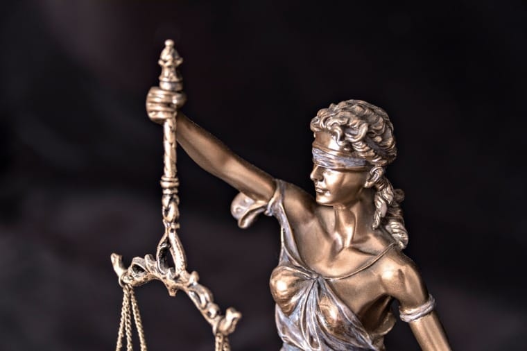 Homem é condenado a 20 anos de cadeia e a pagar R$ 50 mil por tentar matar ex na frente dos filhos
