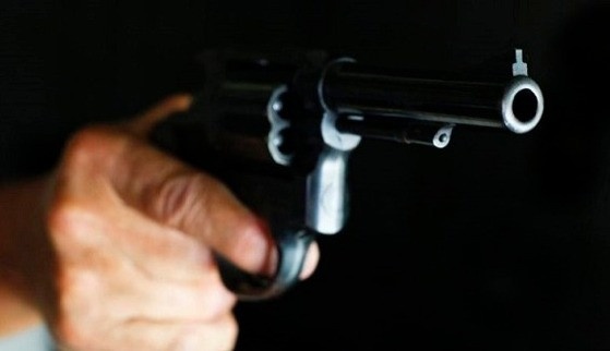 Casal é preso ao tentar vender revólver em supermercado
