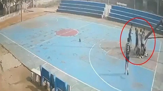Jogador de 16 anos morre esmagado por cesta durante treino
